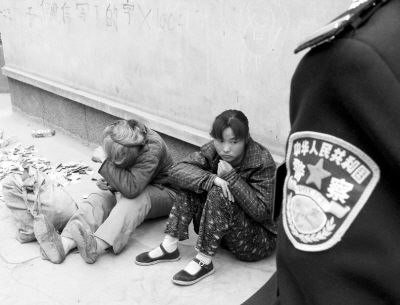 职业<em>乞丐</em><em>母女</em>: 兰州钱好要 租个妈来讨--中国