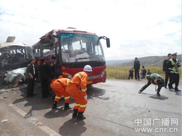 【中广网】甘肃庆阳发生客车相撞事故 已有四人死亡多人受伤