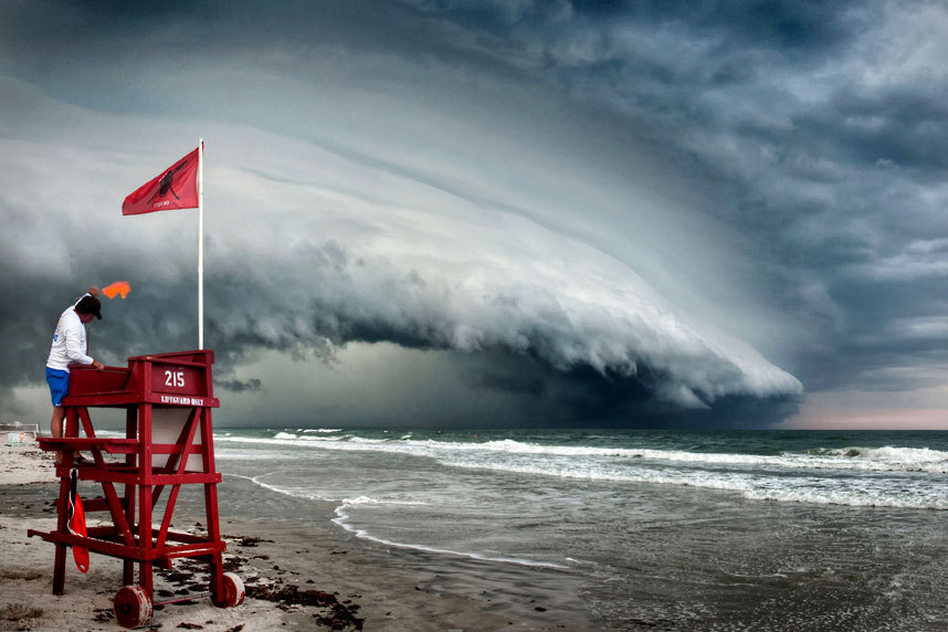 佛罗里达州,在奥蒙德海滩,一场强烈风暴来临之前救生员正在向冲浪者