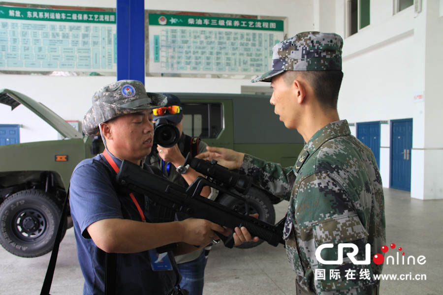 中国防空部队首次开放 中外记者零距离接触