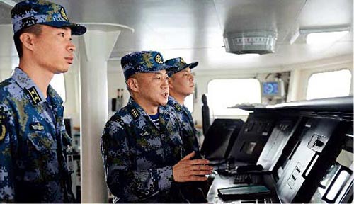 辽宁舰舰长张峥(左二)在组织航行训练