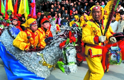 2月日,武都区马街镇马槽沟村在武都城区表演传统社火.