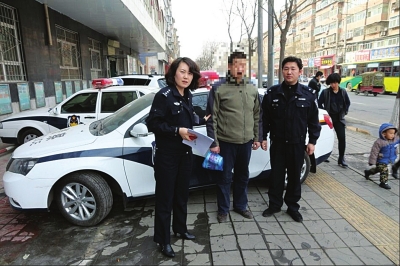 桑杰才让 实习生 姚向阳 文/图 2月9日,本报报道了东岗交警大队民警