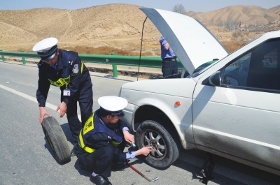 "3月21日,新区交警大队通讯室电话一头传来一个焦急的声音,驾驶人贾