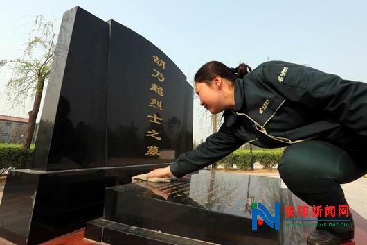 4月1日,河南省滑县烈士陵园,滑县邮政局女子投递班员工张倩正在擦拭