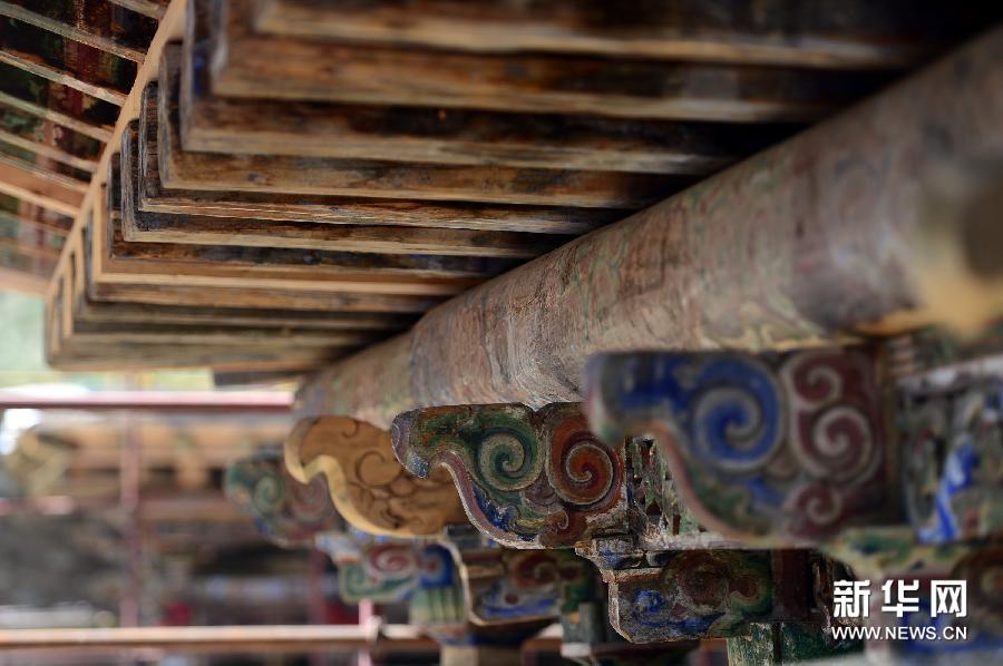 图为拉卜楞寺嘉木样寝宫屋檐下的木质构件(9月2日摄)