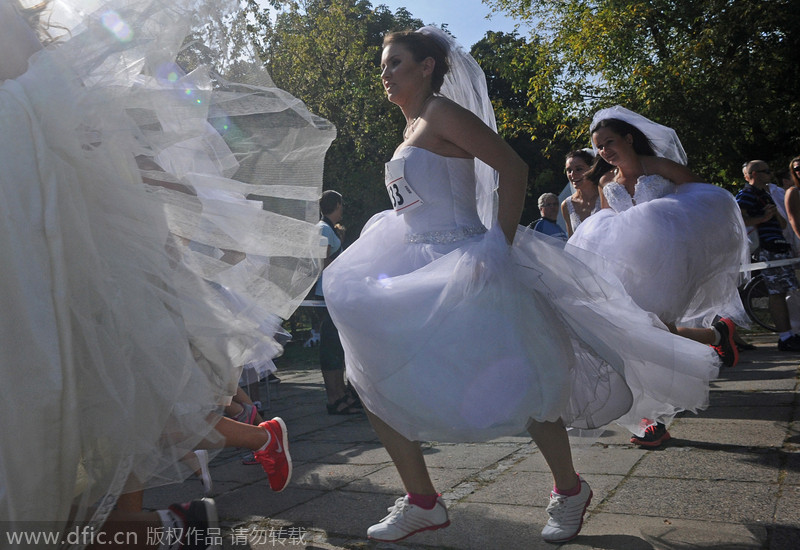 穿着婚纱跑_穿着婚纱牵手跑的照片(2)