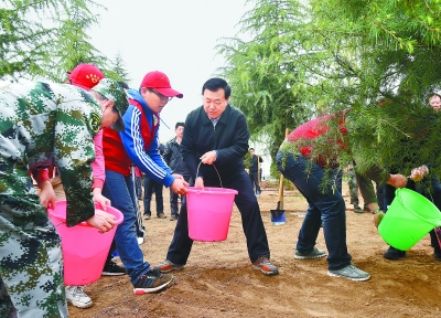 党政军领导在兰州举行义务植树活动