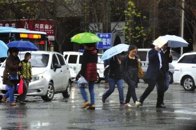 昨日下午,我市一场淅淅沥沥的小雨持续了2个多小时,给不少出行的市民