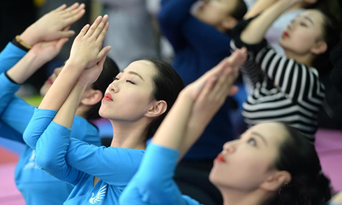 济南高三女生练瑜伽缓解艺考压力