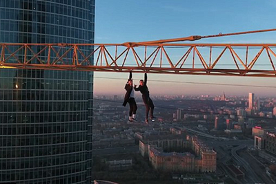 作死！俄两小伙百米高塔吊吊臂上行走做引体向上（组图）