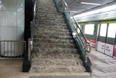 武汉发暴雨红色预警 多站地铁进水被淹