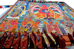 西藏扎什伦布寺举行展佛活动
