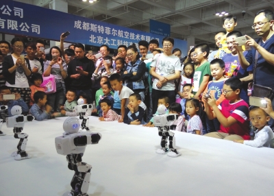 兰州科博会现场机器人舞蹈大人小孩都爱看