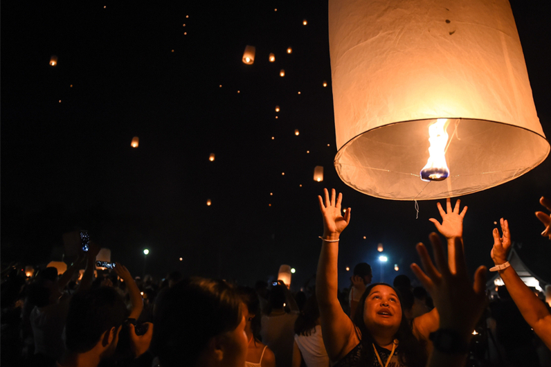 泰国清迈庆祝水灯节 游客共赏“万人天灯”（组图）
