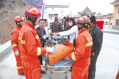 白银：女生出游跌落山涧 无人机协同消防员救援