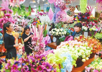 春节临近 兰州市各类节日装饰用品走俏市场（图）