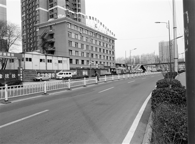 兰州桃林南路市民频翻护栏 交警：为了安全请走天桥