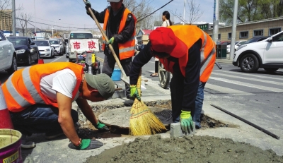 兰州市政部门维修缺陷井盖 （图）