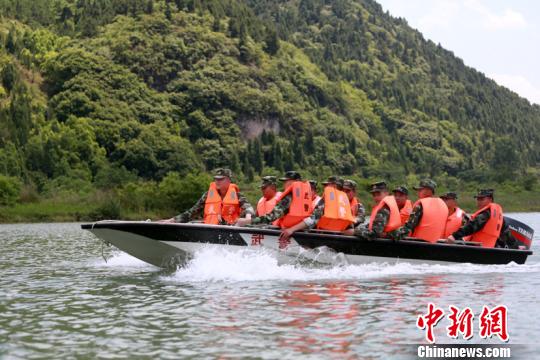 《奔跑吧》回归 兄弟团联合国遭遇另类面试