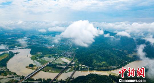 航拍江西分宜县云雾绕青山 田园入画来