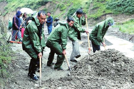 受强降雨影响 定西岷县中寨镇组织党员、群众排除隐患 疏通道路