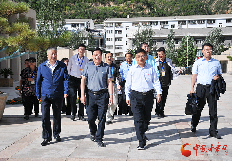 在中国延安干部学院参观学习