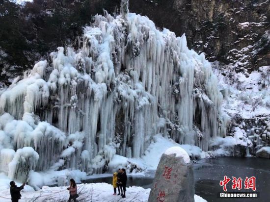 冰瀑景观吸引游客观赏拍照。王文霞 摄