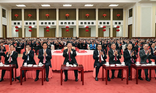 　　2月3日，中共中央、国务院在北京人民大会堂举行2019年春节团拜会。党和国家领导人习近平、李克强、栗战书、汪洋、王沪宁、赵乐际、韩正、王岐山等同首都各界人士欢聚一堂，共迎新春。 新华社记者 黄敬文 摄