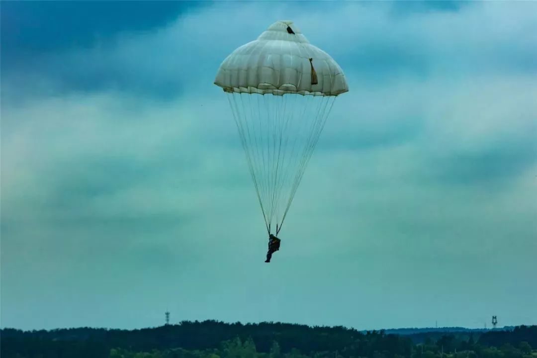 “准备着陆！”这场空降兵的“毕业典礼”太燃了！