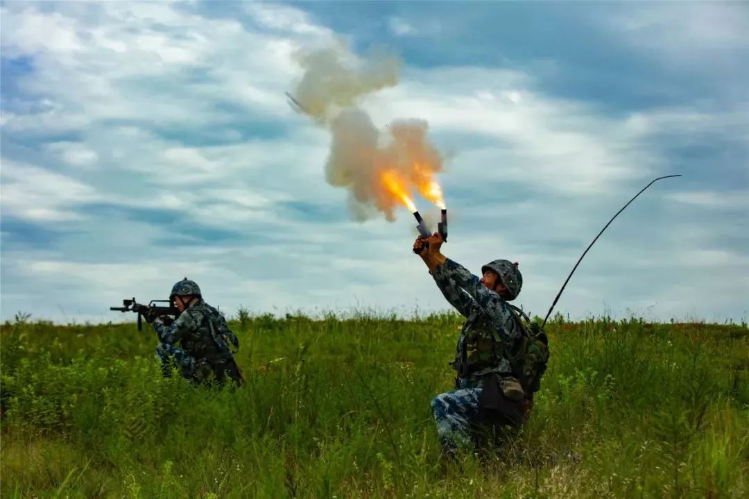 “准备着陆！”这场空降兵的“毕业典礼”太燃了！