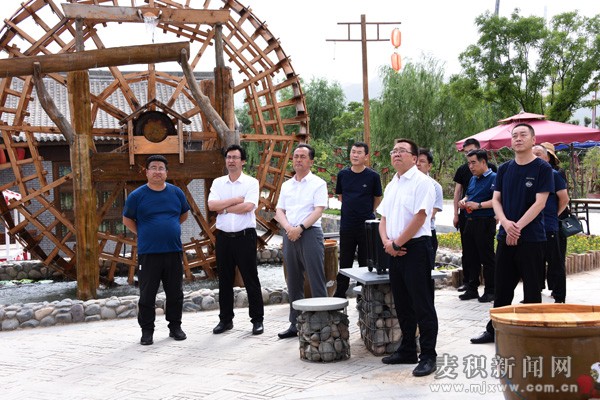 成少平带领麦积区考察团赴榆中县考察学习田园综合体等项目建设及运营情况