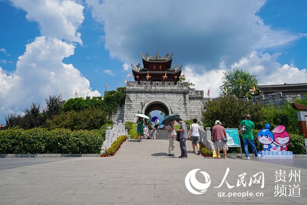 位于贵阳市南郊的国家5A级景区青岩古镇也在积极推进智慧旅游建设。目前，已经完成了包括无线覆盖及视频监控系统、传输网络系统、电子票务系统、智能停车系统四个“智慧旅游”系统的建设工作。 涂敏 摄