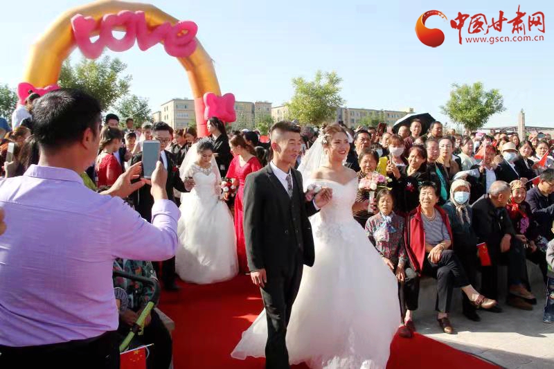 武威市民勤县举办首届集体婚礼 9对新人喜结连理(图)