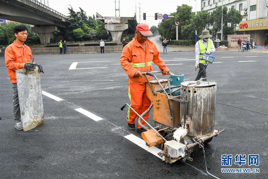 （XHDW）（2）江苏无锡高架桥侧翻事故现场清理完成 下层横穿道路恢复通行