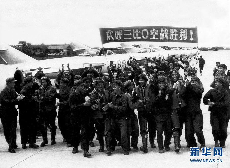 （新华全媒头条·人民空军70年·图文互动）（4）阳光照耀奋飞的航程——党中央、中央军委和习主席关心人民空军建设发展纪实