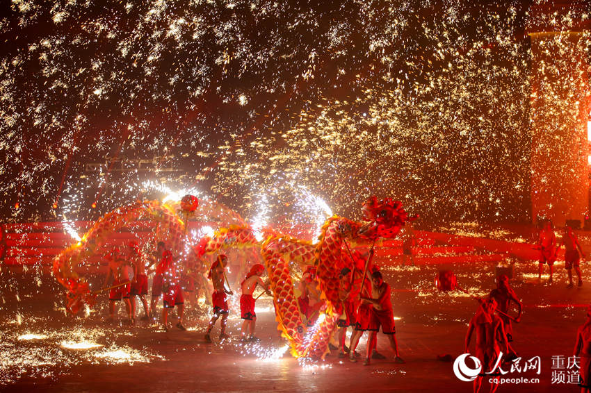 重庆铜梁举办龙灯艺术节"铁水流星"耀夜空