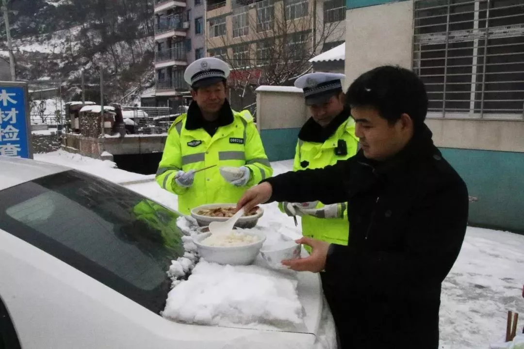 转发送别！40岁交警倒在了防疫一线