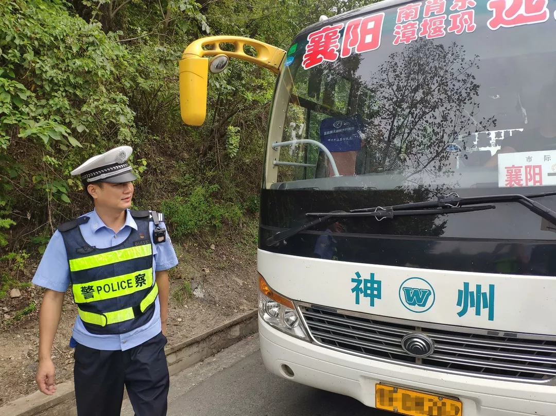 转发送别！40岁交警倒在了防疫一线