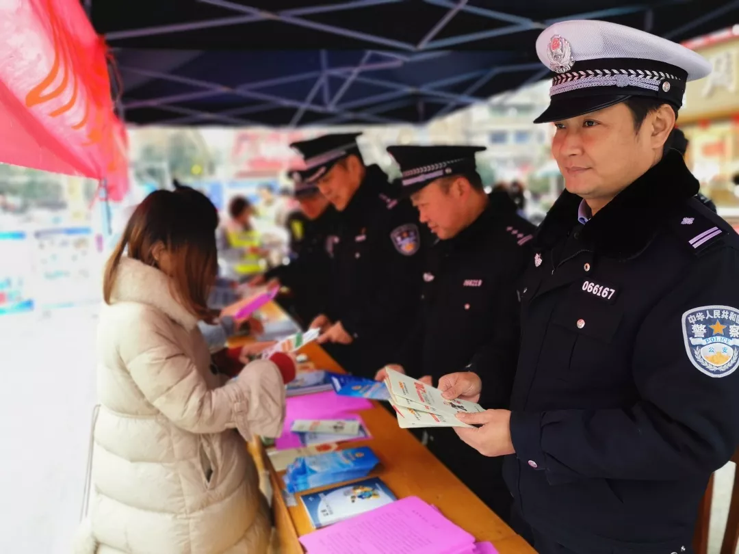 转发送别！40岁交警倒在了防疫一线