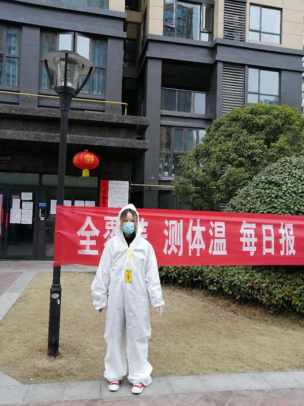 图文：付洪荣女儿范雨禾在楼栋前值守