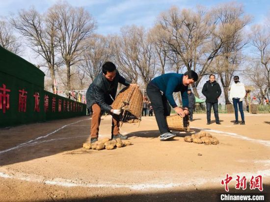 2019年，游客在甘肃临夏妥家村体验“装洋芋”农耕项目。(资料图) 艾庆龙 摄