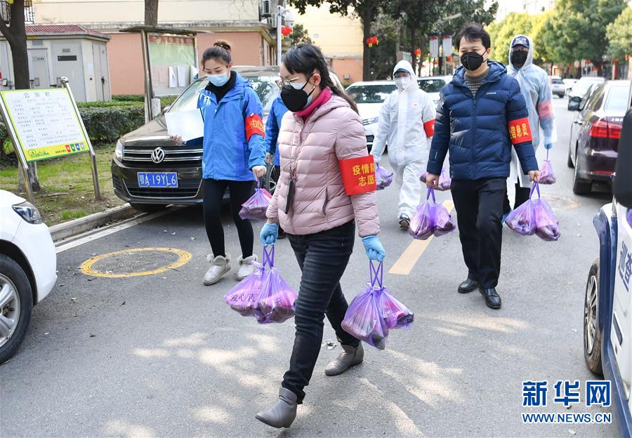 （新华全媒头条·图文互动）（10）“始终把人民群众生命安全和身体健康放在第一位”——中国抗疫彰显“生命至上、人民至上”理念