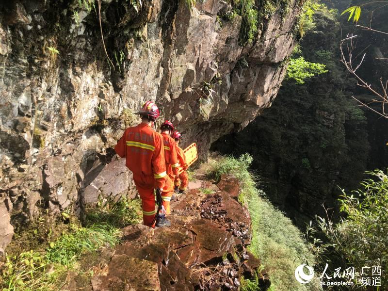 救援道路崎岖陡峭，救援队历经了2个多小时，才搜寻到伤者。金秀县委宣传部供图