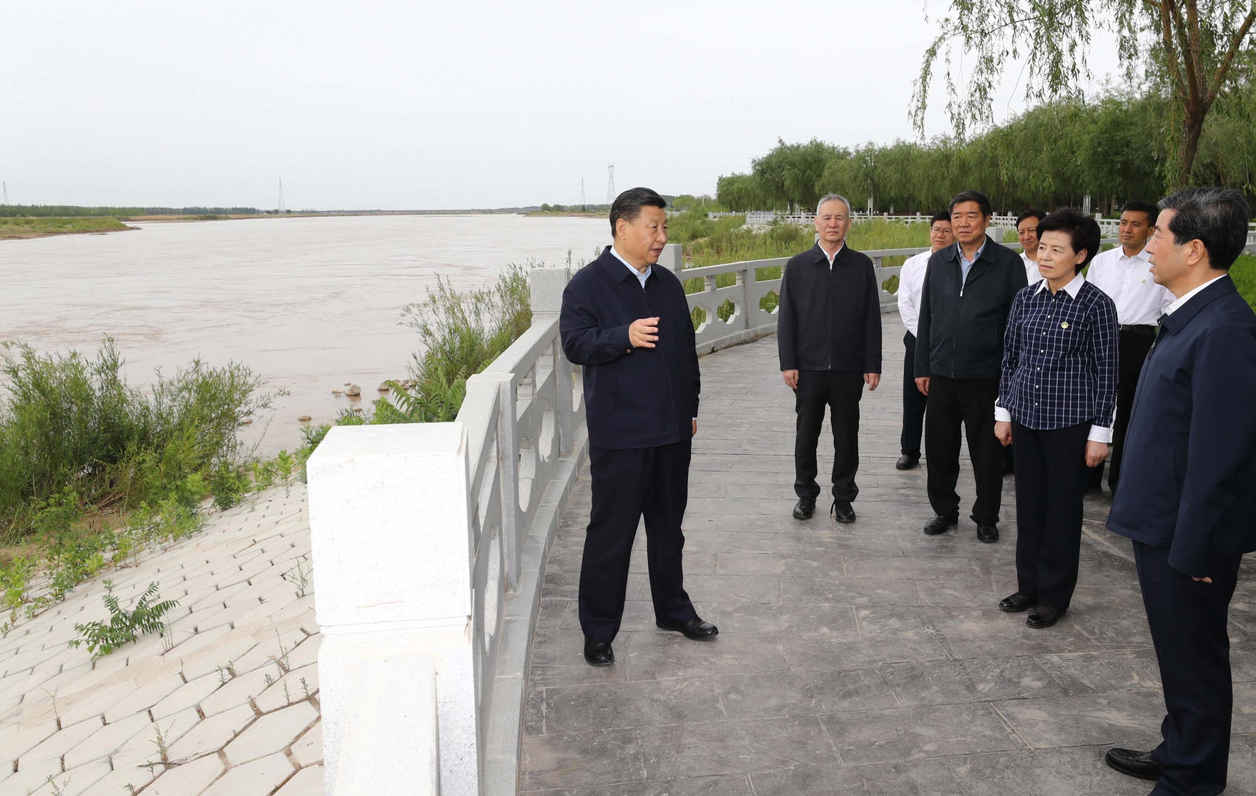 6月8日至10日，中共中央总书记、国家主席、中央军委主席习近平在宁夏考察。这是6月8日下午，习近平在黄河吴忠滨河大道古城湾砌护段，察看黄河生态治理保护状况。