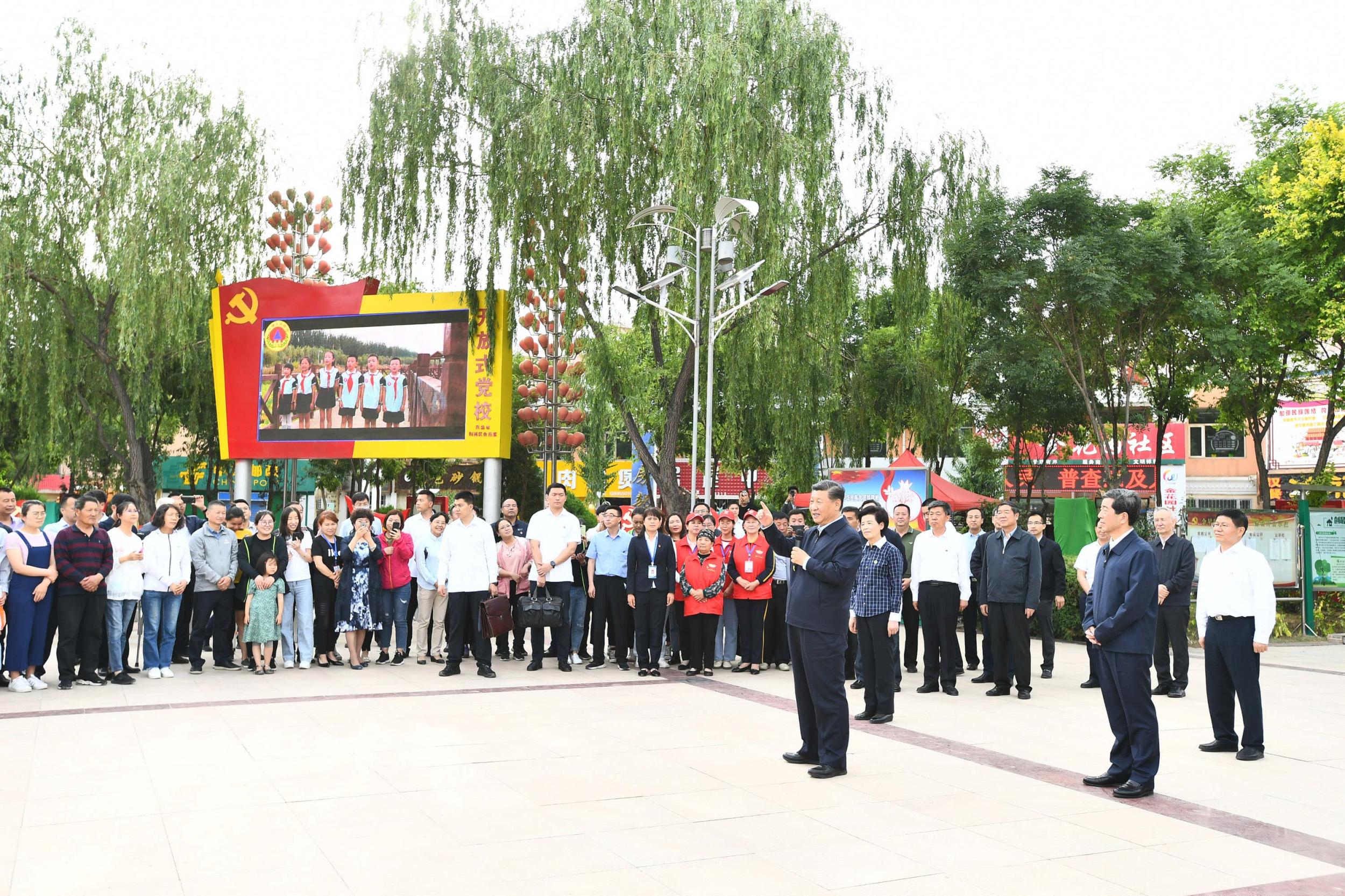 6月8日至10日，中共中央总书记、国家主席、中央军委主席习近平在宁夏考察。这是6月8日下午，习近平在吴忠市利通区金花园社区考察民族团结社区创建工作情况。