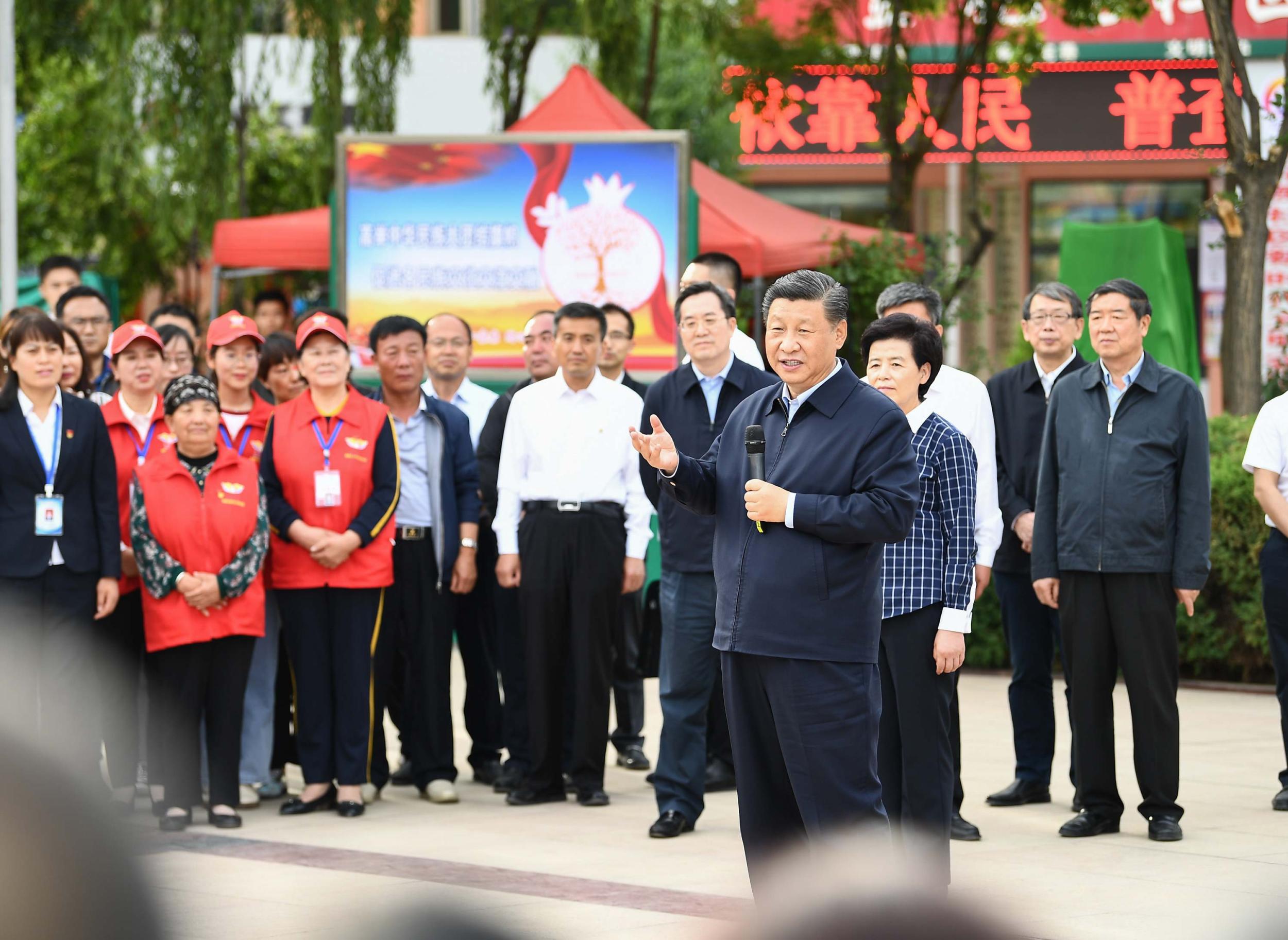 6月8日至10日，中共中央总书记、国家主席、中央军委主席习近平在宁夏考察。这是6月8日下午，习近平在吴忠市利通区金花园社区广场，同居民们亲切交流。