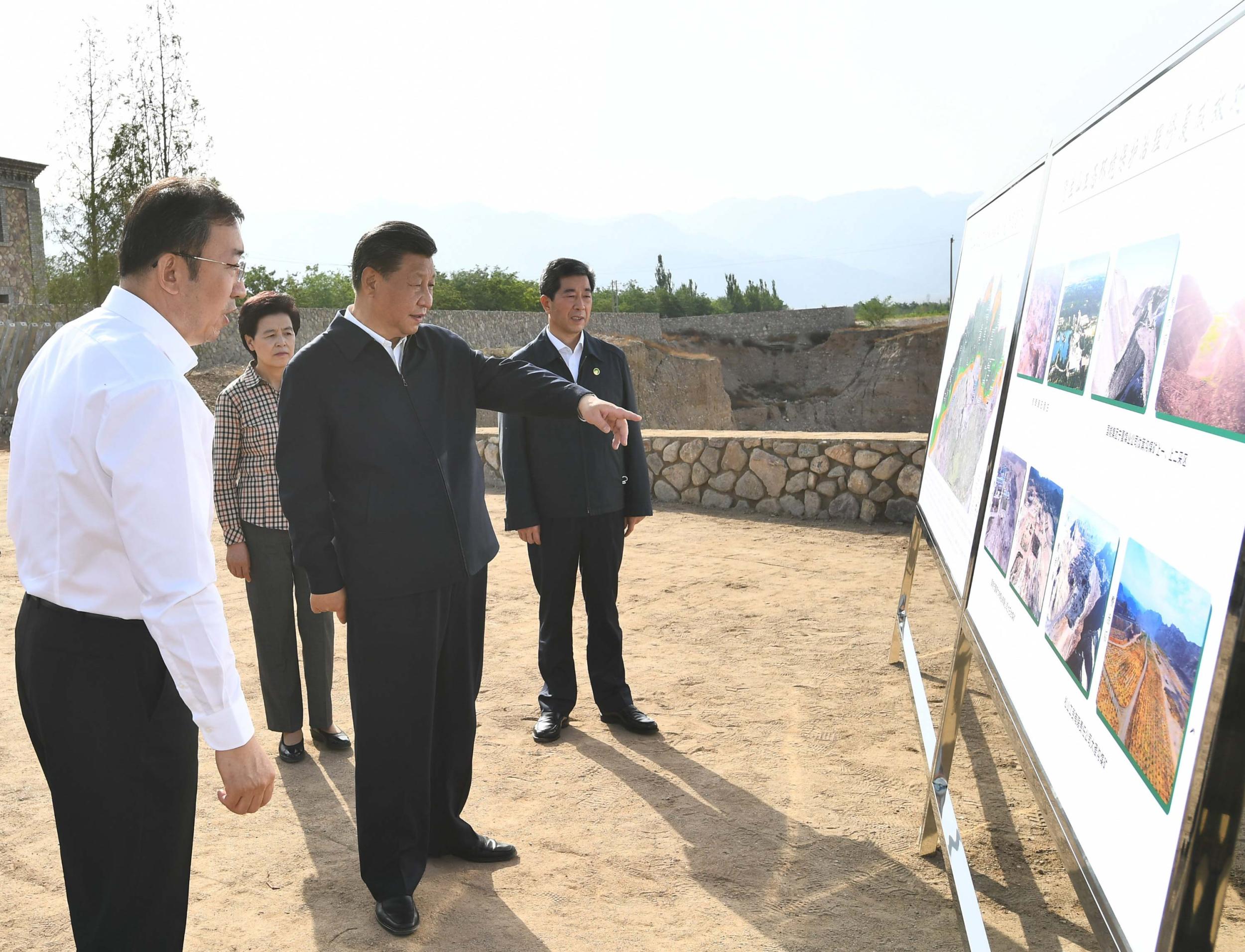 6月8日至10日，中共中央总书记、国家主席、中央军委主席习近平在宁夏考察。这是6月9日下午，习近平在银川市西夏区贺兰山东麓，听取贺兰山生态保护和环境综合整治情况汇报。