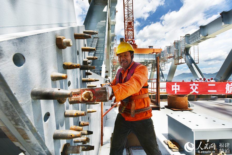 连通仓山区和滨海新城 福州道庆洲过江通道跨江主桥合龙 余杉芳摄