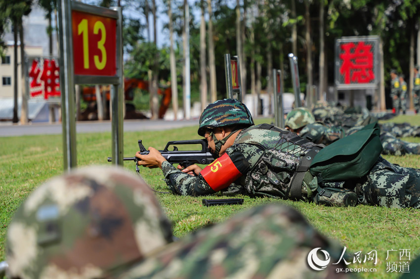 官兵正在对目标进行射击。莫国良摄